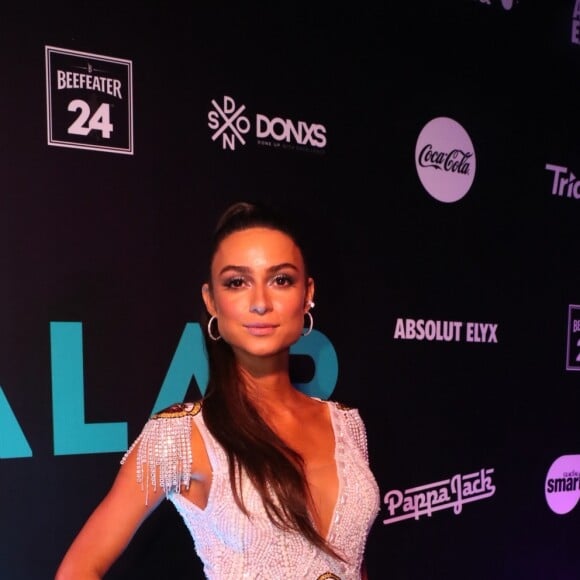 Thaila Ayala posou para os fotógrafos no espaço Nosso Camarote, na Marquês de Sapucaí, na noite de domingo, 03 de março de 2019