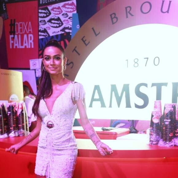 Thaila Ayala, musa Amstel, chega ao Nosso Camarote, no Rio de Janeiro, para curtir o Carnaval