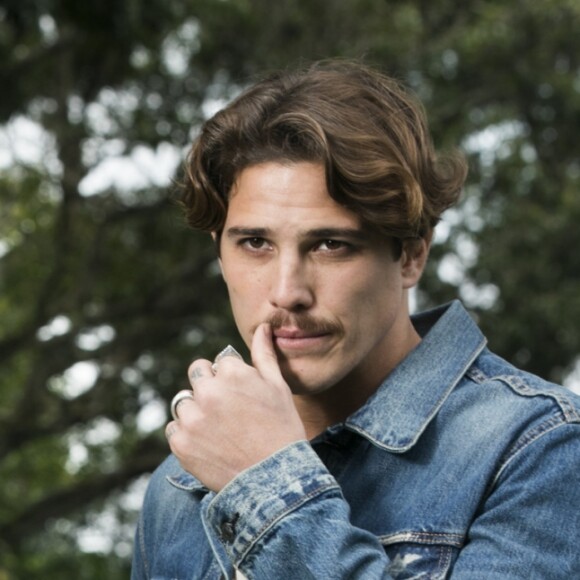 Romulo Neto está solteiro: 'Estou tranquilo, para namorar tem que ser uma pessoa que seja um belo de um encontro'