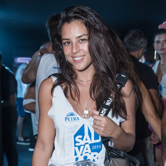 Prática, Yanna Lavigne usou uma pochete metalizada pendurada no ombro