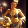 Julia Faria usou um bodychain e pochete franjada com strass e correntes para curtir o Carnaval de Salvador