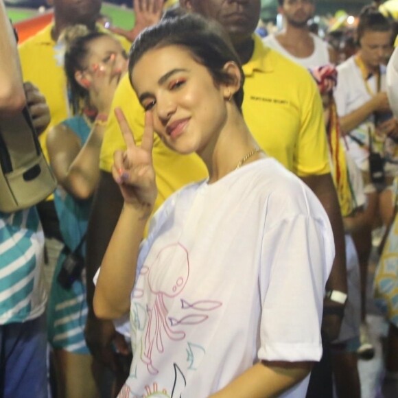 Manu Gavassi foi de pochete amarela para curtir Carnaval em Salvador