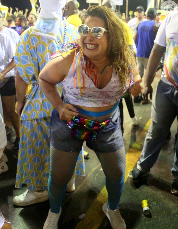 Mari Xavier escolheu pochete colorida e meia arrastão azul neon par curtir o Carnaval em Salvador