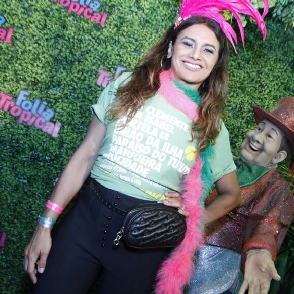 Dira Paes foi de pochete matelassê preta para curtir o Carnaval na Sapucaí