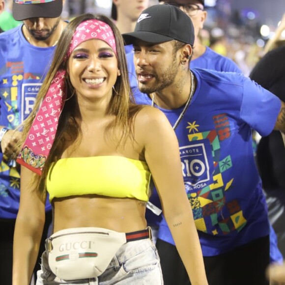 Anitta foi curtir o Carnaval na Marquês de Sapucaí com pochete Gucci, ela entrou no Sambódromo junto com o jogador Neymar