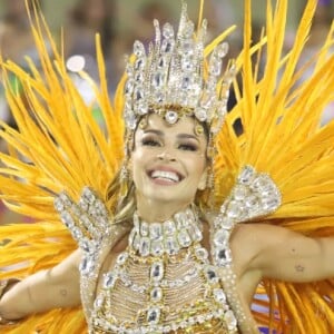 Grazi Massafera já foi rainha de bateria na vida real pela Acaadêmicos do Grande Rio