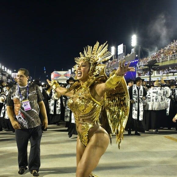 Gracyanne Barbosa comandou a bateria da União da Ilha por mais um ano