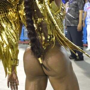 Gracyanne Barbosa desfilou pelo segundo ano seguido como rainha de bateria da União da Ilha: 'O mais legal é que desfilar é fazer parte da escola'