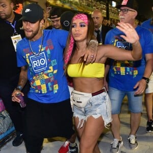 Anitta e Neymar chegaram juntos a camarote na Sapucaí no segundo dia de desfiles