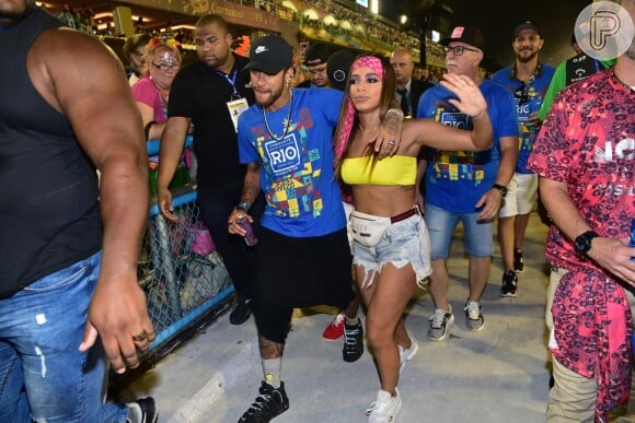 Anitta e Neymar chegaram juntos a camarote na Sapucaí no segundo dia de desfiles