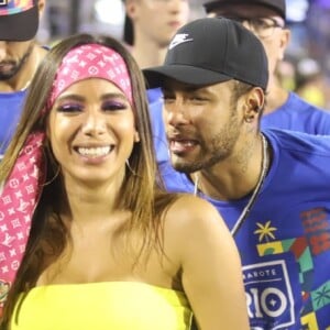 Neymar e Anitta foram clicados juntos na Sapucaí e surgiram rumores de que os dois teriam ficados