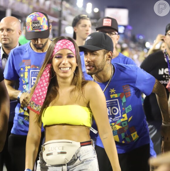 Neymar e Anitta foram clicados juntos na Sapucaí e surgiram rumores de que os dois teriam ficados