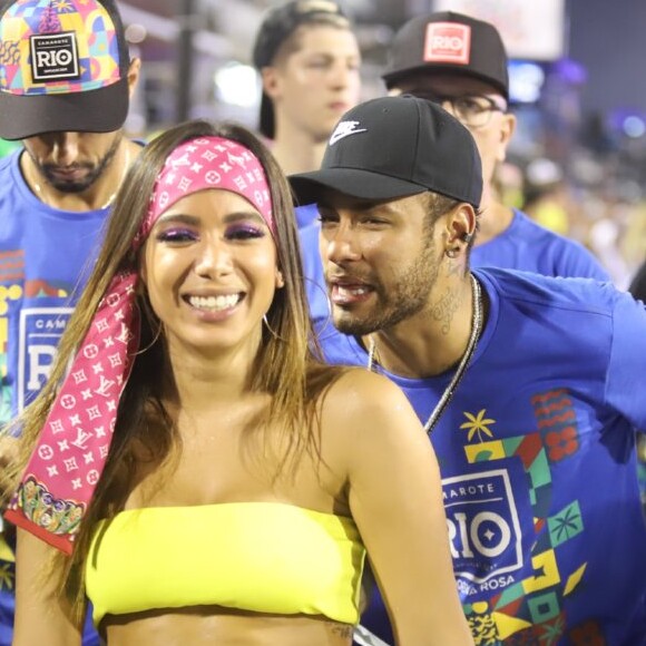 Neymar e Anitta foram clicados juntos na Sapucaí e surgiram rumores de que os dois teriam ficados