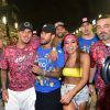 Solteira, Anitta teria sido vista aos beijos com Neymar em camarote