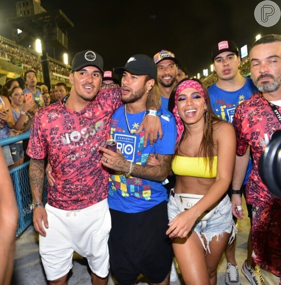 Solteira, Anitta teria sido vista aos beijos com Neymar em camarote