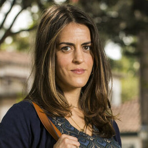 Lenita (Luciana Paes) decide contar para Pat (Debora Ozório) que Marcelo (Nikolas Antunes) não é seu pai biológico na novela 'Espelho da Vida'.