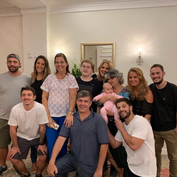 Duda Nagle publica foto de Zoe com a família partena, em 9 de março de 2019