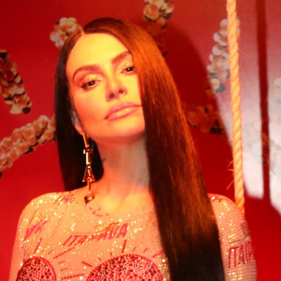 Cleo falou sobre a vida de solteira em camarote de Carnaval no Rio