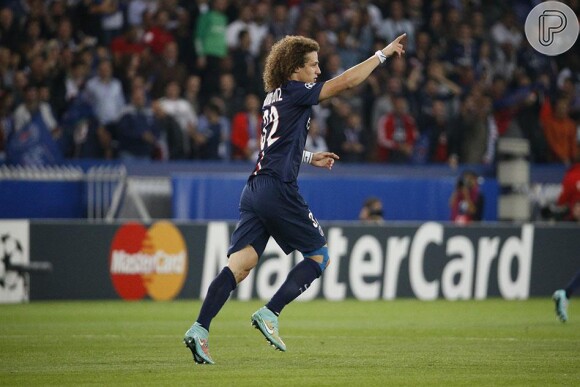 O jogador David Luiz comemora gol em partida do Paris Saint-Germain contra o Barcelona