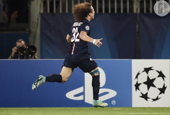 O zagueiro David Luiz girou e marcou gol em jogo pela Liga dos Campeões