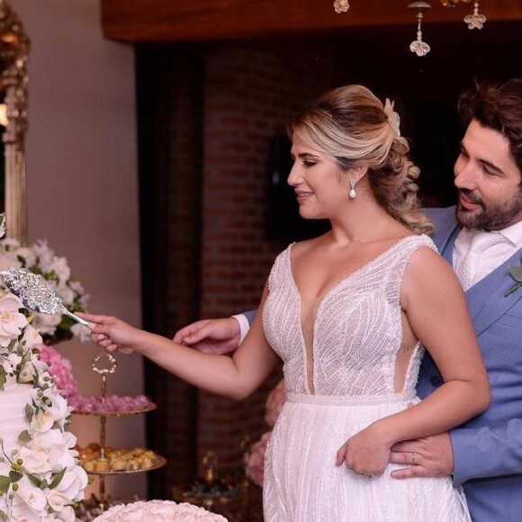 Jéssica Costa e Sandro Pedroso escolheram um bolo com flores e tradicional