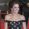 Reciclado!Kate Middleton apostou em vestido do estilista britânico Alexander MqQueen para premiação, em 2017, e reciclou e reutilizou a peça esse ano.