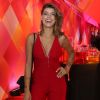 A ex-BBB Franciely investiu em macacão longo vermelho para ir à festa da promoter Carol Sampaio