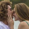 Manu (Isabelle Drummond) e João (Rafael Vitti) voltam a se beijar nos próximos capítulos da novela 'Verão 90'