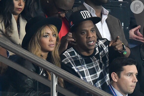 Beyoncé e Jay-Z assistem ao jogo de Neymar pelo Barcelon em Paris, na França