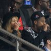 Beyonce e Jay-Z bebem champanhe durante a partida do Barcelona contra o Paris Saint-Germain