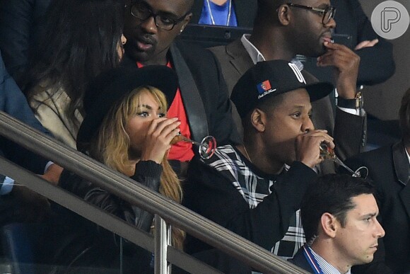 Beyonce e Jay-Z bebem champanhe durante a partida do Barcelona contra o Paris Saint-Germain