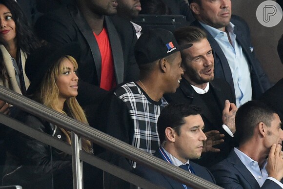 Beyonce, Jay-Z e David Beckham conversam durante a partida do Barcelona contra o Paris Saint-Germain