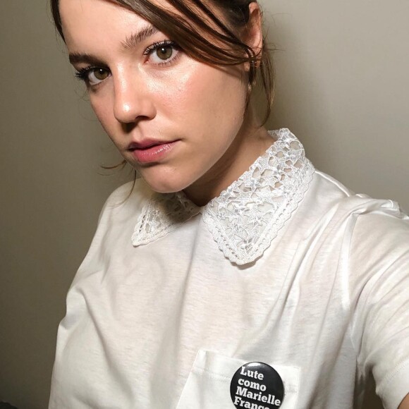 Alice Wegmann não pôde participar dos atos em homenagem à Marielle Franco nas ruas, mas a homenageou com o brocha: 'Minha forma de manifestar'