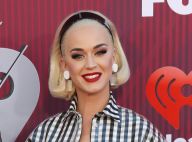 Katy Perry aposta em vestido de vinil, tiara e make clássica, bem anos 60