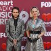 Katy Perry usou vestido de xadrez preto e branco e cinto largo para definir silhueta no I Heart Radio