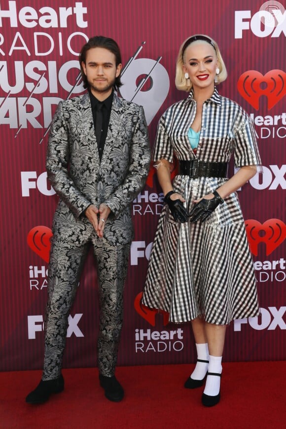 Katy Perry usou vestido de xadrez preto e branco e cinto largo para definir silhueta no I Heart Radio