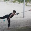 Vanessa Gerbelli suou a camisa em um treino funcional na praia da Barra da Tijuca, na Zona Oeste do Rio de Janeiro, nesta quarta-feira, 1º de outubro de 2014. Aos 41 anos, a atriz usou uma roupa justinha e mostrou que está em plena forma