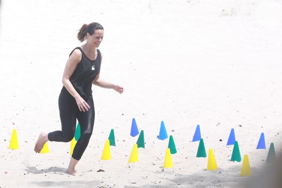 Vanessa Gerbelli suou a camisa e se divertiu em um treino funcional na praia da Barra da Tijuca, na Zona Oeste do Rio de Janeiro, nesta quarta-feira, 1º de outubro de 2014