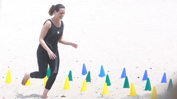 Vanessa Gerbelli se diverte enquanto faz treino funcional em praia do Rio