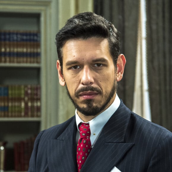 Gustavo (João Vicente de Castro) apanha do irmão, Otávio (Patrick Sampaio), por estar com Dora (Alinne Moraes) no capítulo de segunda-feira, 25 de março de 2019 da novela 'Espelho da Vida'