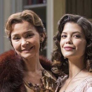 Piedade (Julia Lemmertz) se desespera com a situação da filha, Júlia (Vitória Strada), no capítulo de quinta-feira, 28 de março de 2019 da novela 'Espelho da Vida'