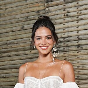 Bruna Marquezine combinou o biquíni colorido com look jeans