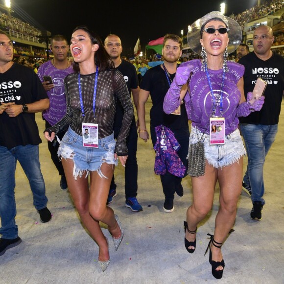 Na Sapucaí, Bruna Marquezine se divertiu 'invadindo' o desfile da Mangueira com Sabrina Sato
