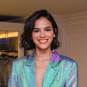 Bruna Marquezine alia biquíni de miçanga a short e jaqueta jeans em festa na noite de sexta-feira, dia 16 de março de 2019