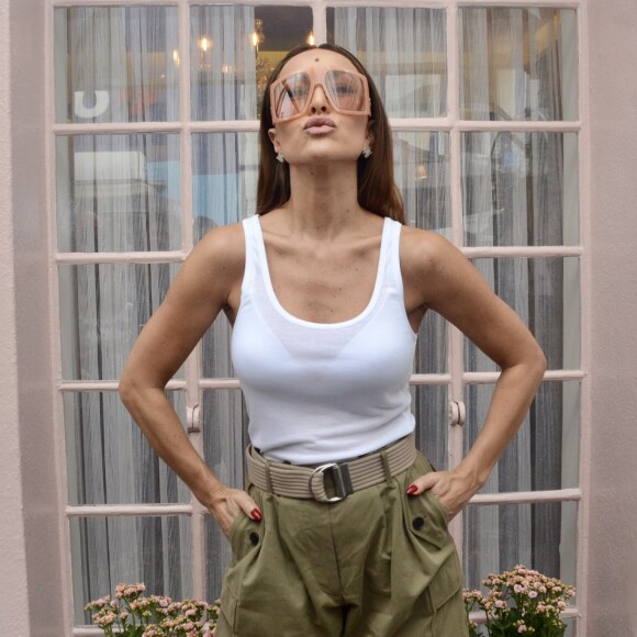 Com look estiloso, Sabrina Sato participa da inauguração de uma doceria, em São Paulo