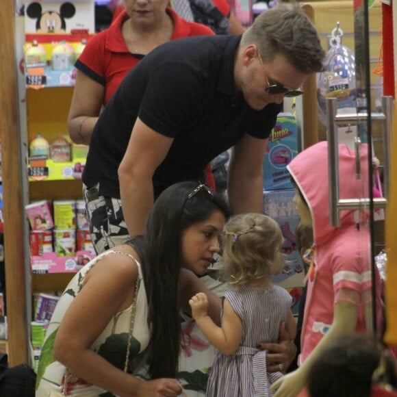 Michel Teló e Thais Fersoza conversam com a filha, Melinda, em dia de compras