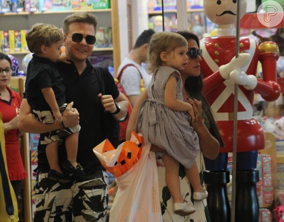 Michel Teló e Thais Fersoza vão às compras com os filhos, Melinda e Teodoro, no shopping Village Mall, na Barra da Tijuca, neste domingo, 17 de março de 2019