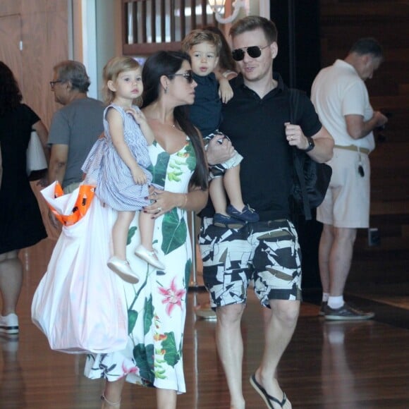 Michel Teló e Thais Fersoza vão às compras com os filhos, Melinda e Teodoro, no shopping Village Mall, na Barra da Tijuca, neste domingo, 17 de março de 2019