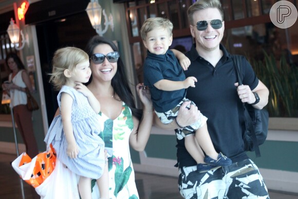 Michel Teló e Thais Fersoza vão às compras com os filhos, Melinda e Teodoro