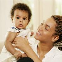 Beyoncé exibe nitidamente pela primeira vez o rosto de sua filha, Blue Ivy